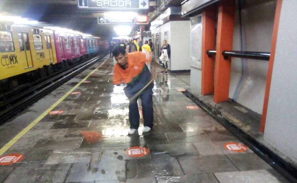 Respecto a la filtración que se registró en la estación Ciudad Deportiva de la Línea 9, personal del área de conservación del Metro se aproxima a al lugar para evaluar y proyectar las acciones correctivas inmediatas. Foto: Especial