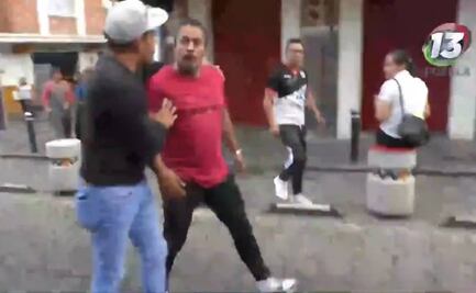 Agreden locatarios a periodistas en zona turística de Puebla