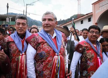Al grito de "¡presidente!", pueblos originarios de Chiapas reciben a Adán Augusto López y le entregan el bastón de mando