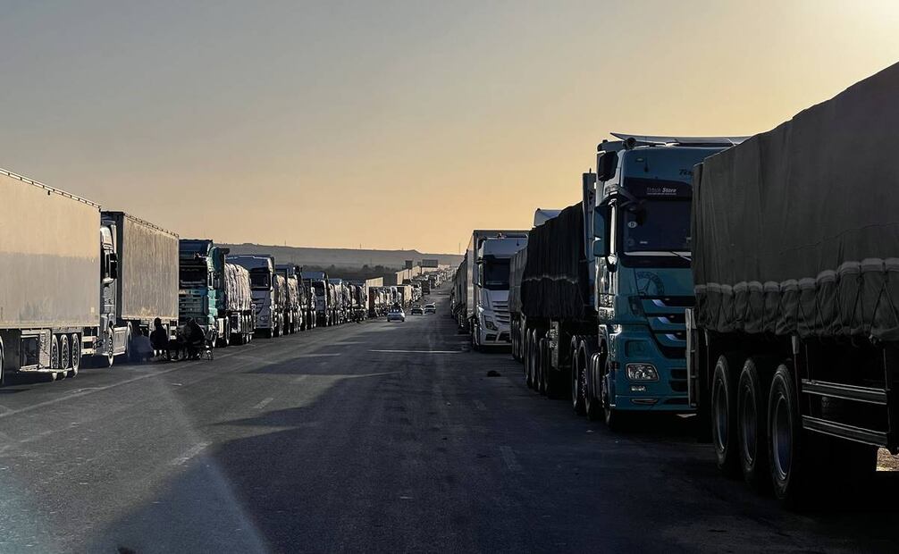 Los camiones que transportan ayuda humanitaria a Gaza se alinean esperando avanzar hacia el cruce fronterizo de Rafah. Foto: EFE