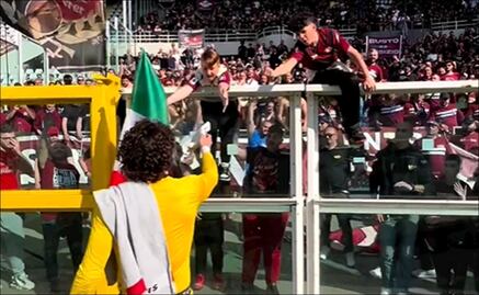 Guillermo Ochoa tiene noble gesto con aficionados de la Salernitana en el estadio del Torino