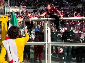 Guillermo Ochoa tiene noble gesto con aficionados de la Salernitana en el estadio del Torino