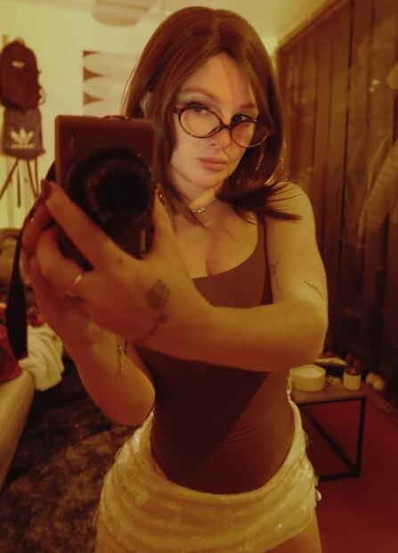 Además de la actuación, es una destacada influencer en redes sociales, especialmente Instagram y TikTok, donde tiene millones de seguidores.