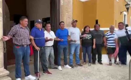 Más de 100 trabajadores del ayuntamiento de Campeche se encadenan afuera del Palacio Municipal; protestan despido injustificado