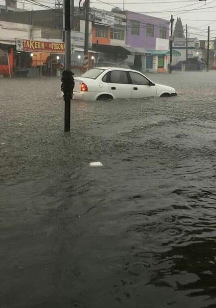 Tormenta deja casas inundadas y autos atrapados en Atizapán de Zaragoza y Cuautitlán Izcalli