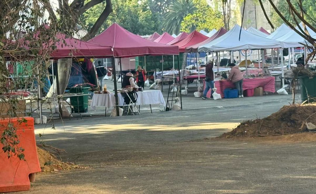 Gobierno de CDMX retrasa apertura del Bazar Navideño Artesanal en Reforma;  locatarios instalan algunos productos.
Foto: Hugo Salvador