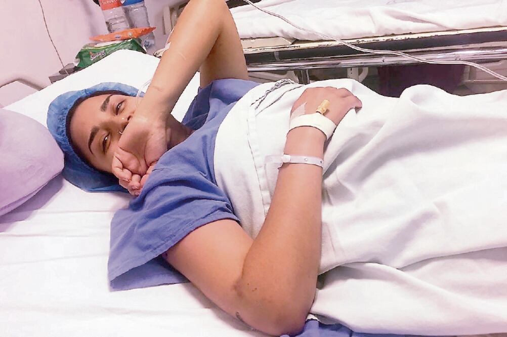 Isabel permanece en el área de Terapia Intensiva del Hospital de Alta Especialidad de Mérida, está consciente, pero no puede hablar; sobrevive con la ayuda que le dan su amiga Diana Maldonado, y su hermano Emmanuel Pasos Chávez (CUAUHTÉMOC MORENO)