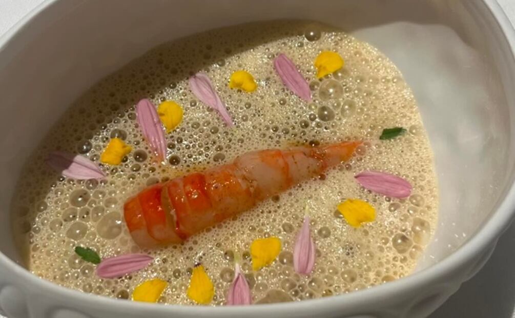 Gambas con hinojo, suquet y ñoqui de papa. Foto: Especial