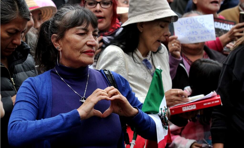 Simpatizantes de Andrés Manuel López Obrador acudieron a su domicilio al sur de la Ciudad de México, para despedirse de él antes de que salga rumbo a San Lázaro donde entregará la banda presidencial a Claudia Sheinbaum.
Fotos: Francisco Rodríguez/EL UNIVERSAL