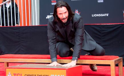 Keanu Reeves inmortaliza sus huellas y su firma en Hollywood