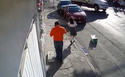 Video. Niña es arrastrada por pipa en Puebla 