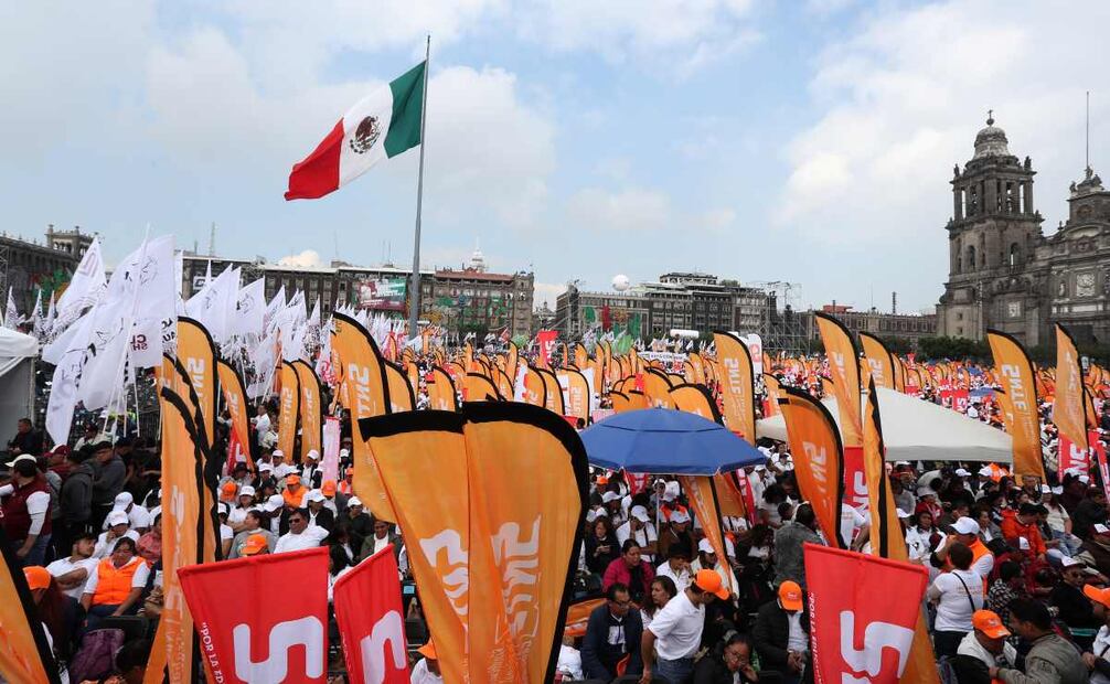 Simpatizantes acuden a apoyar a la presidenta Claudia Sheinbaum, durante la conmemoración de su primer año de gobierno este domingo, en el Zócalo de la Ciudad de México. Foto: EFE/Mario Guzmán