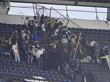 Aficionados de Pumas y América protagonizan pelea en las gradas del estadio Azteca