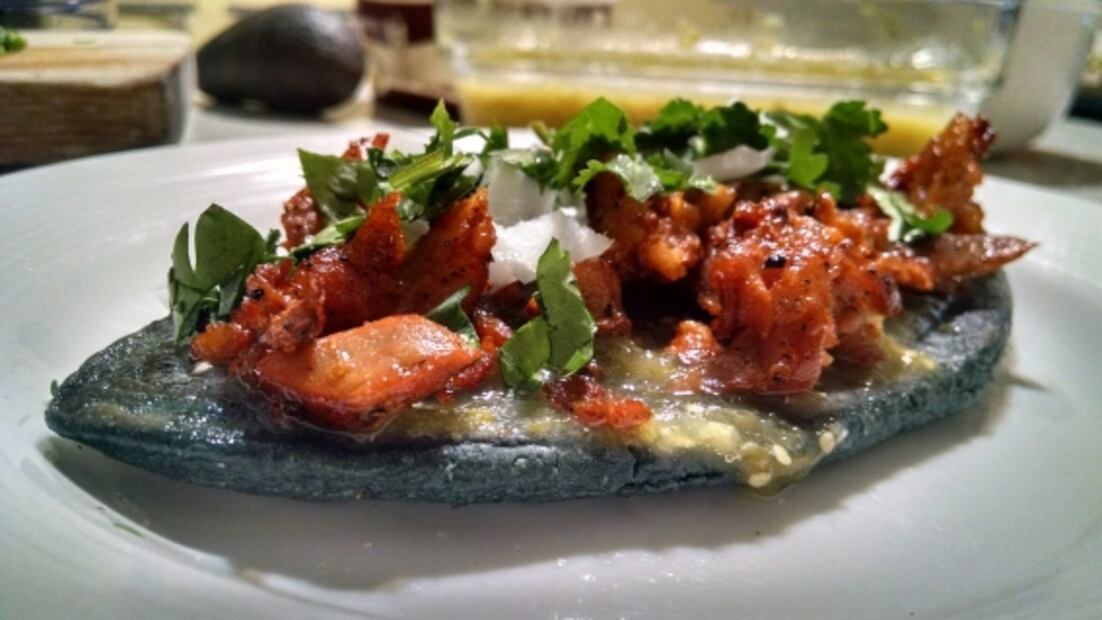 Prepara tlacoyos con sabor a puestito