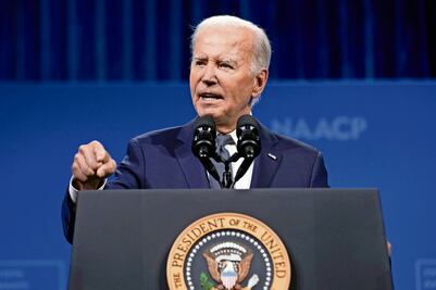 Jefa de campaña de Biden reconoce descenso de apoyo, pero reitera que seguirá en la contienda