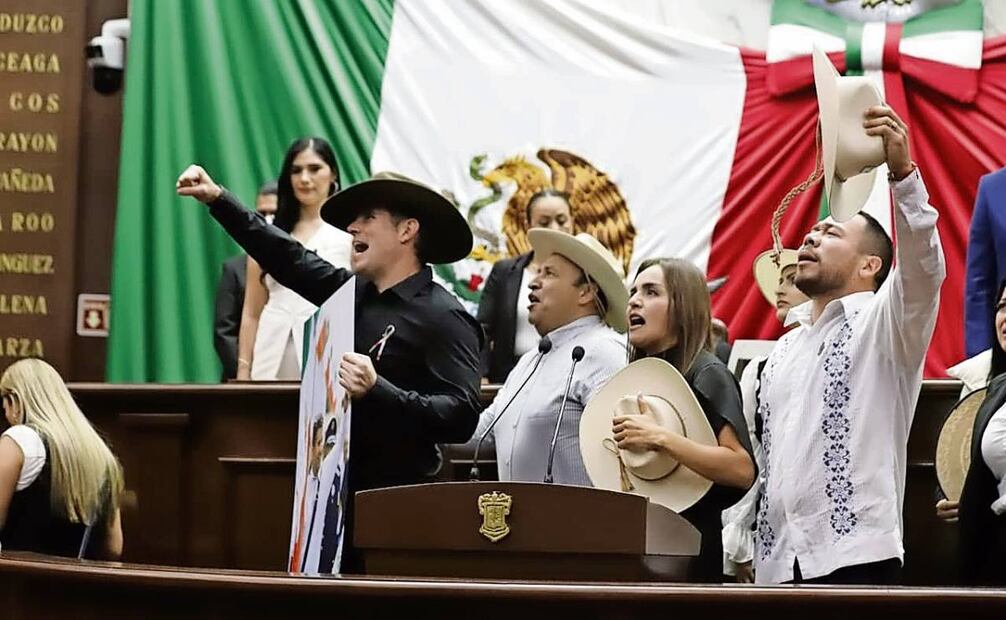Al término de la ceremonia en el Congreso de Michoacán los asistentes gritaron vivas para Carlos Manzo. Foto: Charbell Lucio