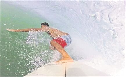 Enseña surf tras perder ojo