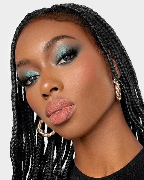 Las sombras azules dominarán las tendencias de maquillaje todo el año