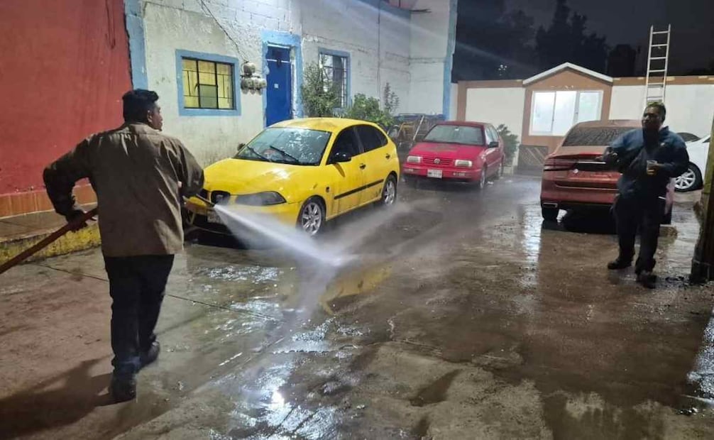 Labores de limpieza tras inundación en Atizapán de Zaragoza por fuga de agua / Foto: Especial