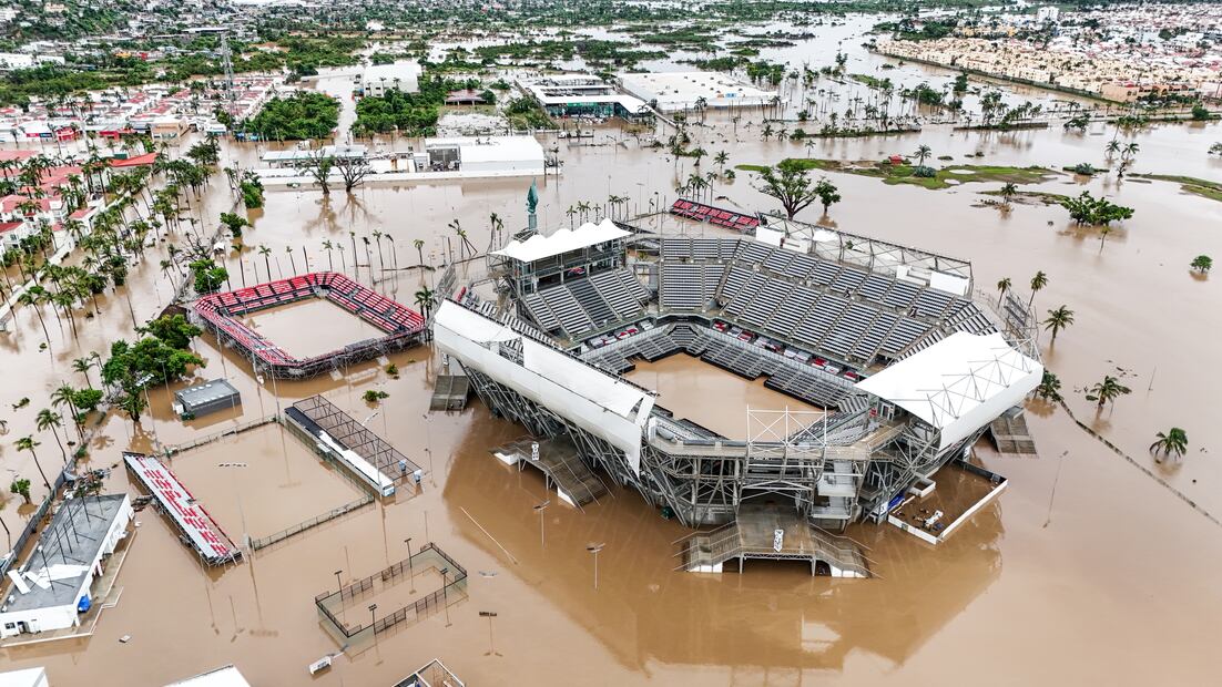 Arena GNP, sede del Abierto Mexicano de Tenis, afectada por el huracán John FOTO: EFE