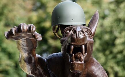 Artista planta estatua de lobo nazi frente a la sede de partido de extrema derecha