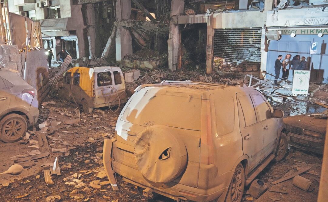 Sitio donde fue destruida una sucursal de Al-Qard Al-Hassan, una institución financiera no bancaria dirigida por Hezbolá que fue alcanzada por un ataque aéreo israelí en el centro de Beirut. Foto: Hussein Malla. AP