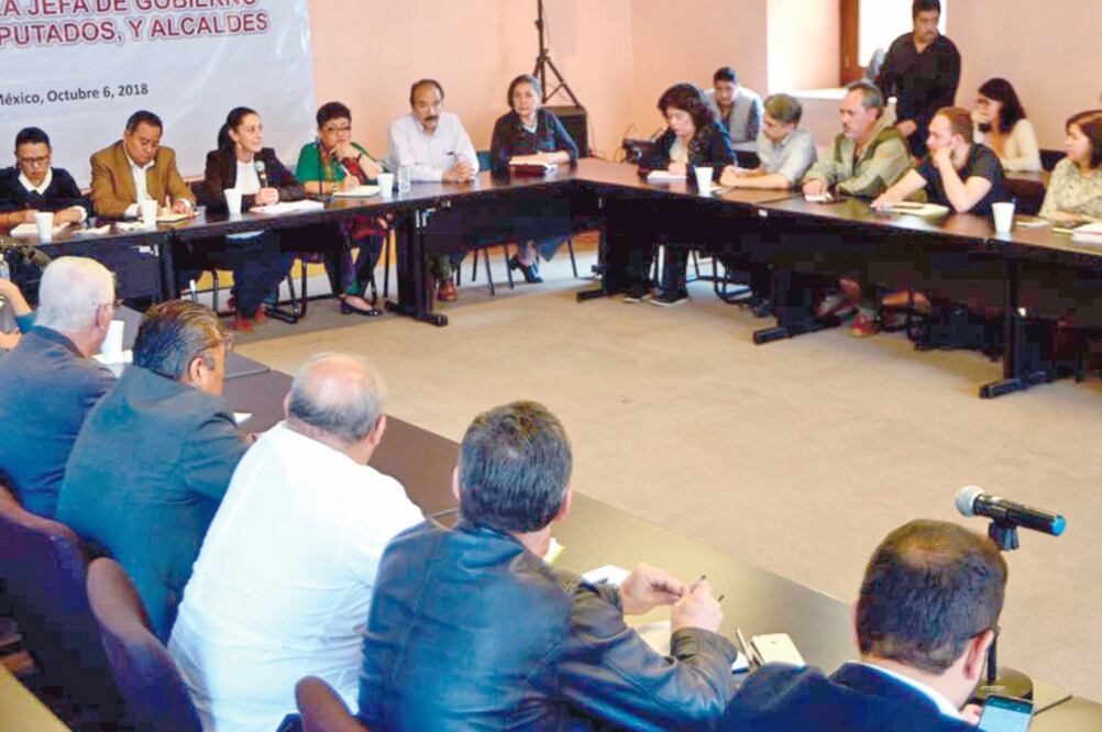 Claudia Sheinbaum se reunió con diputados para presentar las iniciativas, entre ellas, una para iniciar y conducir la transición de la PGJ hacia la Fiscalía General. Foto: CORTESÍA