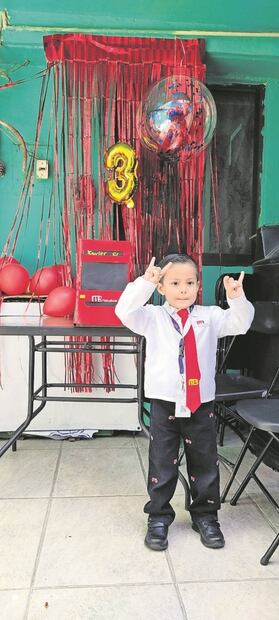 Como su papá, Xavi sube y opera el Metrobús