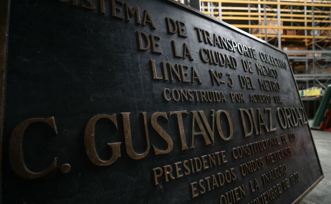 Las placas que fueran inauguradas por el entonces presidente Gustavo Díaz Ordaz y que fueron retiradas de las estaciones del Metro. FOTO: Alejandra Leyva / EL UNIVERSAL