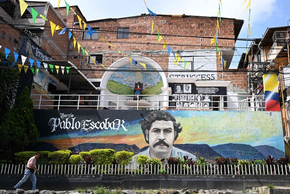 Un hombre pasa junto a un mural del fallecido narcotraficante Pablo Escobar en el barrio Pablo Escobar en Medellín, Departamento de Antioquia, Colombia, el 18 de abril de 2023. Foto: AFP