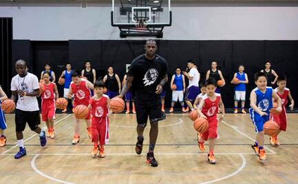 LeBron, en Filpinas para aconsejar a jóvenes promesas