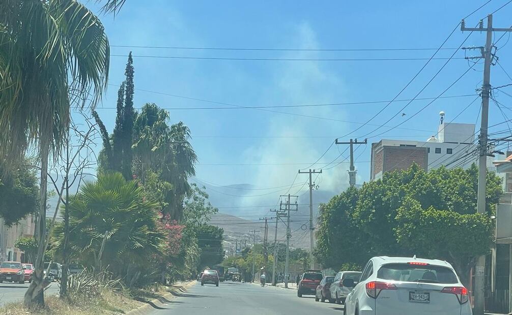 Las ráfagas de viento se intensificaron y el siniestro en la parte alta de la Sierra de San Miguelito se extendió. Foto: Samuel Estrada