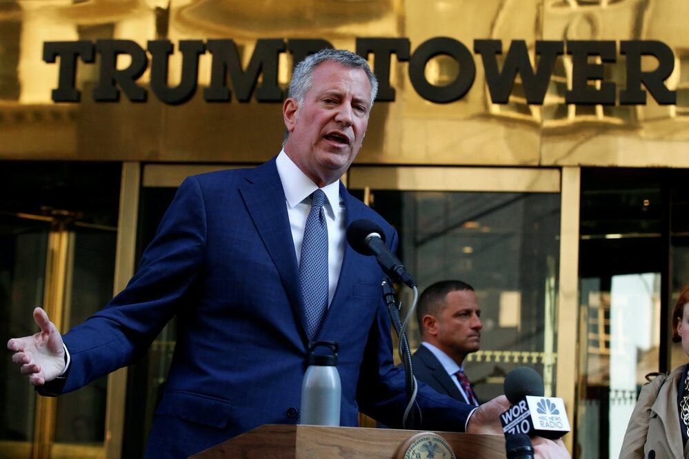 El alcalde de Nueva York, Bill De Blasio, frente a la Trump Tower (Foto: Reuters)