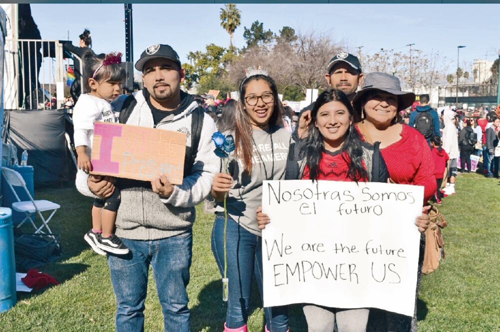 Apoyo a soñadores . Sarahí Espinoza, directora de DREAMer ’s Roadmap (de gris), con su familia, originarios de Michoacán (CORTESÍA DE ABIA OLIVA)
