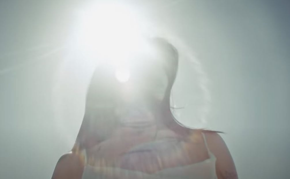 Una casa quemada y un sol; esto significa el nuevo video de Cazzu. Foto: Captura de video