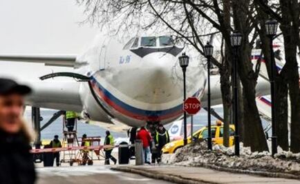 Diplomáticos rusos expulsados por EU tras caso de ex espía regresan a Moscú