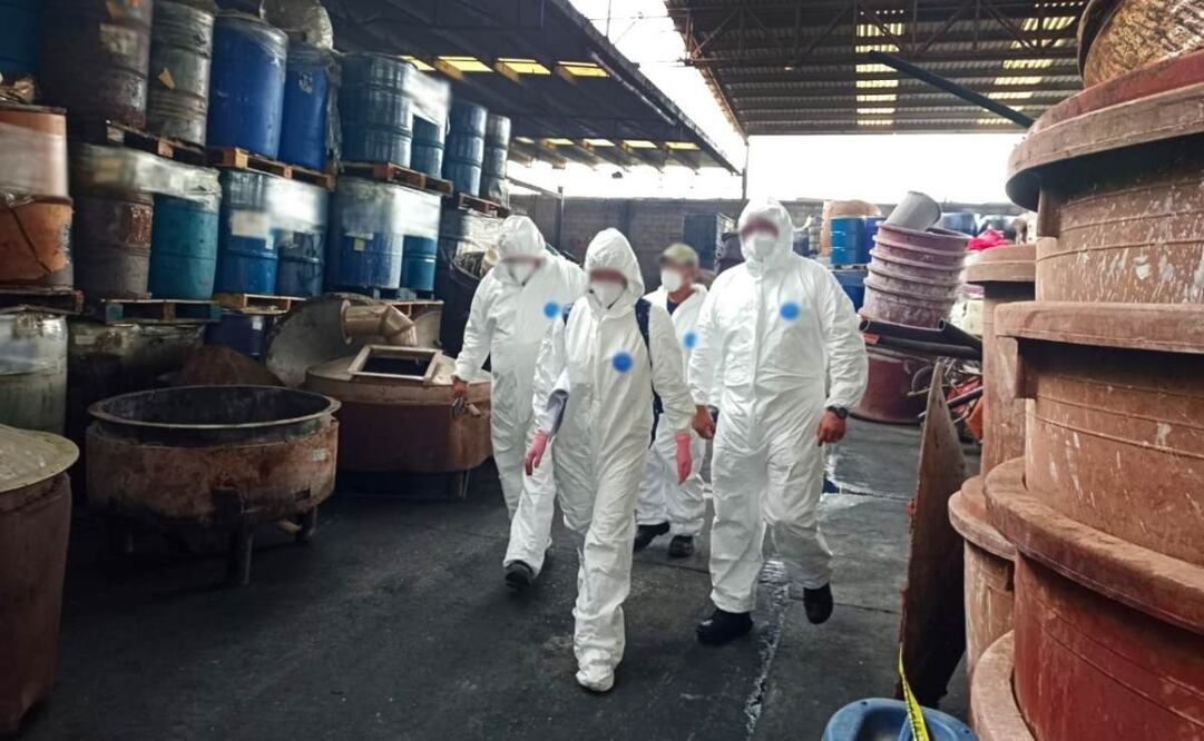 La FGR anunció la destrucción e inhabilitación de cerca de cuatro toneladas y ocho mil litros de precursores químicos. Foto: Especial