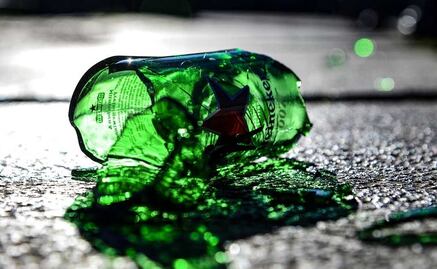 Hombre coquetea con una mujer en una fiesta, le guiñó un ojo y la pareja lo mata de un botellazo