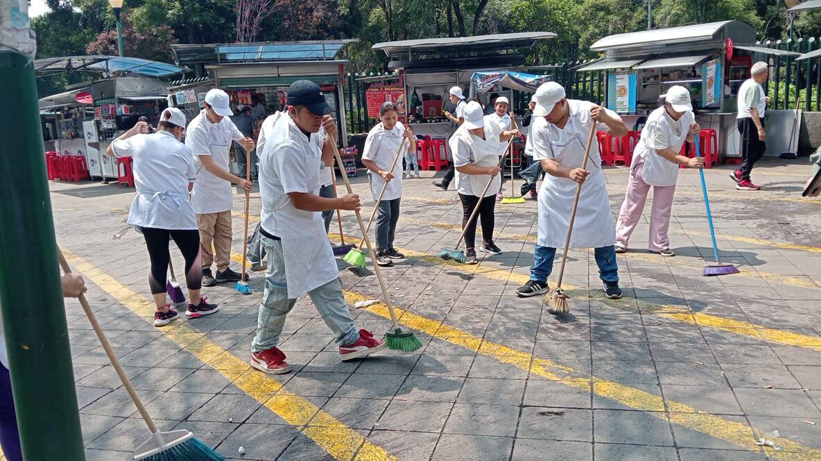 La alcaldía Benito Juárez, en coordinación con comerciantes de vía pública, llevaron a cabo una jornada integral de limpieza en las inmediaciones del Metro San Antonio. (Foto: especial)