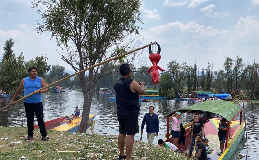 quema de Judas en los canales de Xochimilco. Foto: Brenda Martínez