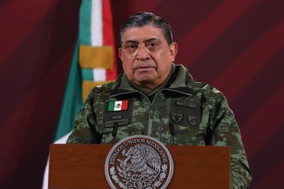 Cresencio Sandoval, titular de Sedena, hace viajes de lujo con todo y familia