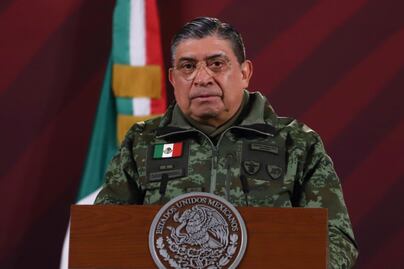 Cresencio Sandoval, titular de Sedena, hace viajes de lujo con todo y familia