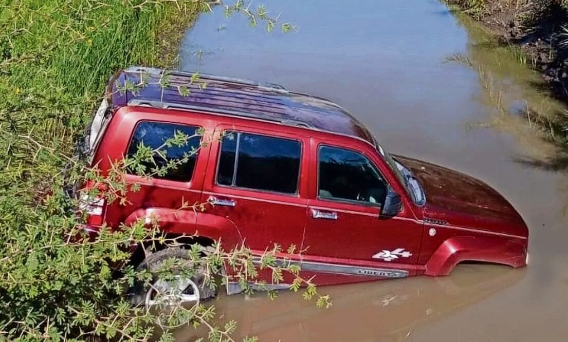La camioneta donde estaban las víctimas se encontró dentro de un arroyo y fue sacada con grúa. Foto: Cortesía