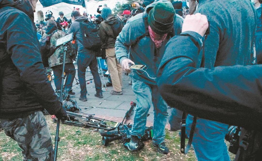 Manifestantes destruyeron equipo de los medios en el asalto al Capitolio. Foto: Archivo/ AP.