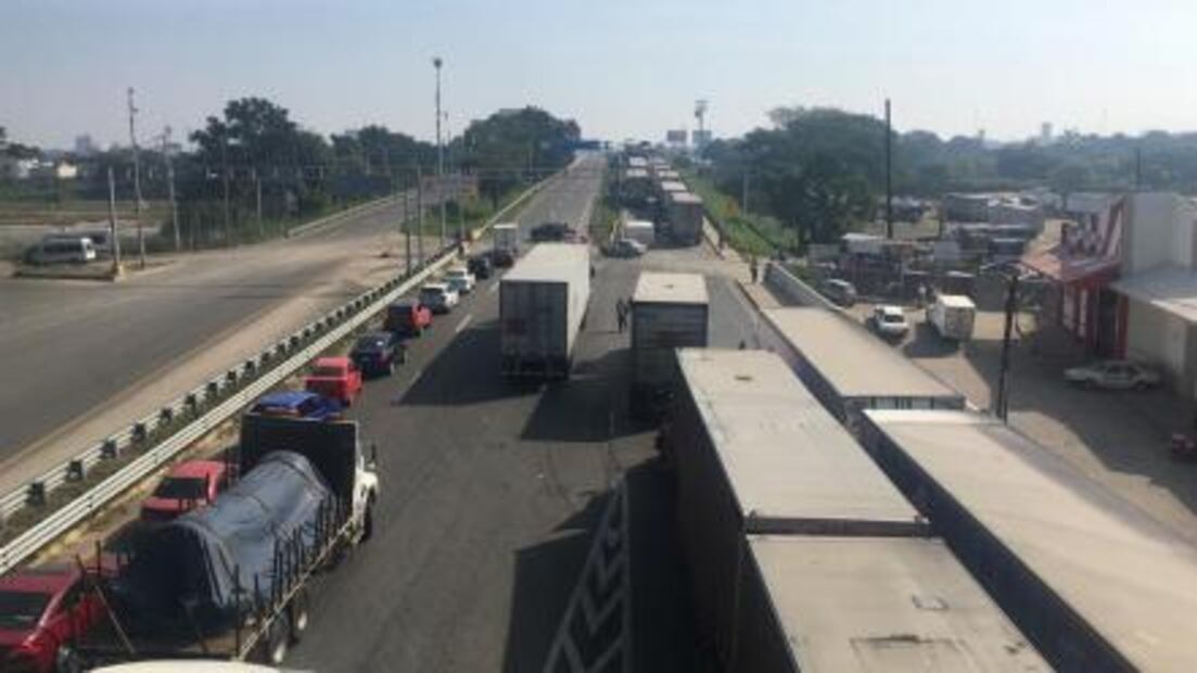 Trabajadores realizan bloqueo en carretera de Tabasco