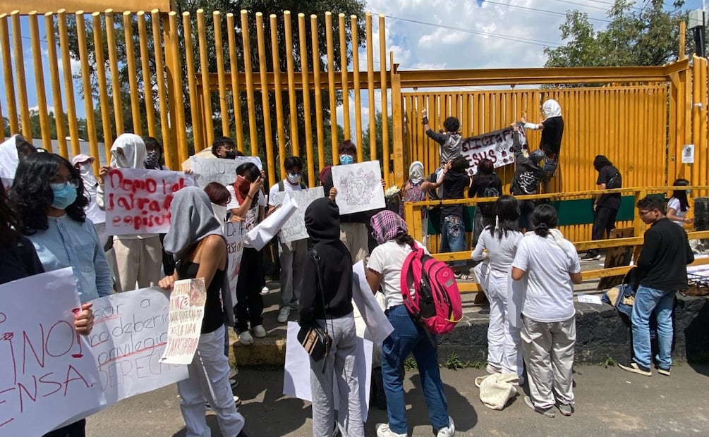 Padres y alumnos realizaron una marcha pacífica; exigen seguridad en el CCH Sur tras asesinato de estudiante. Foto: Juan Carlos Williams