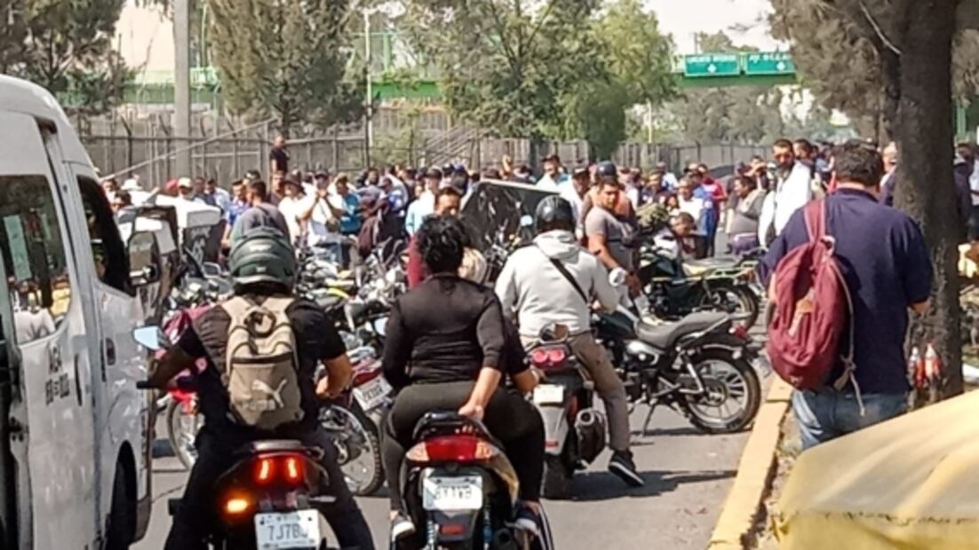 Operadores de transporte público bloquean Avenida Central por abusos de policías municipales, estatales y de tránsito  