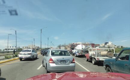 Familiares de reos del penal San Miguel bloquean periférico en Puebla; denuncian que convicto tiene el control del centro