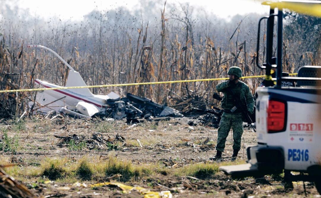 A soldier keeps watch at the scene where the helicopter transporting Martha Erika Alonso, a senior opposition figure and governor of the state of Puebla, crashed in the Mexican state of Puebla - Photo: Imelda Medina/Reuters