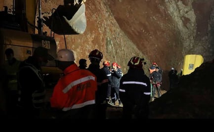 Socorristas marroquíes entran a túnel para rescatar al niño Rayan 